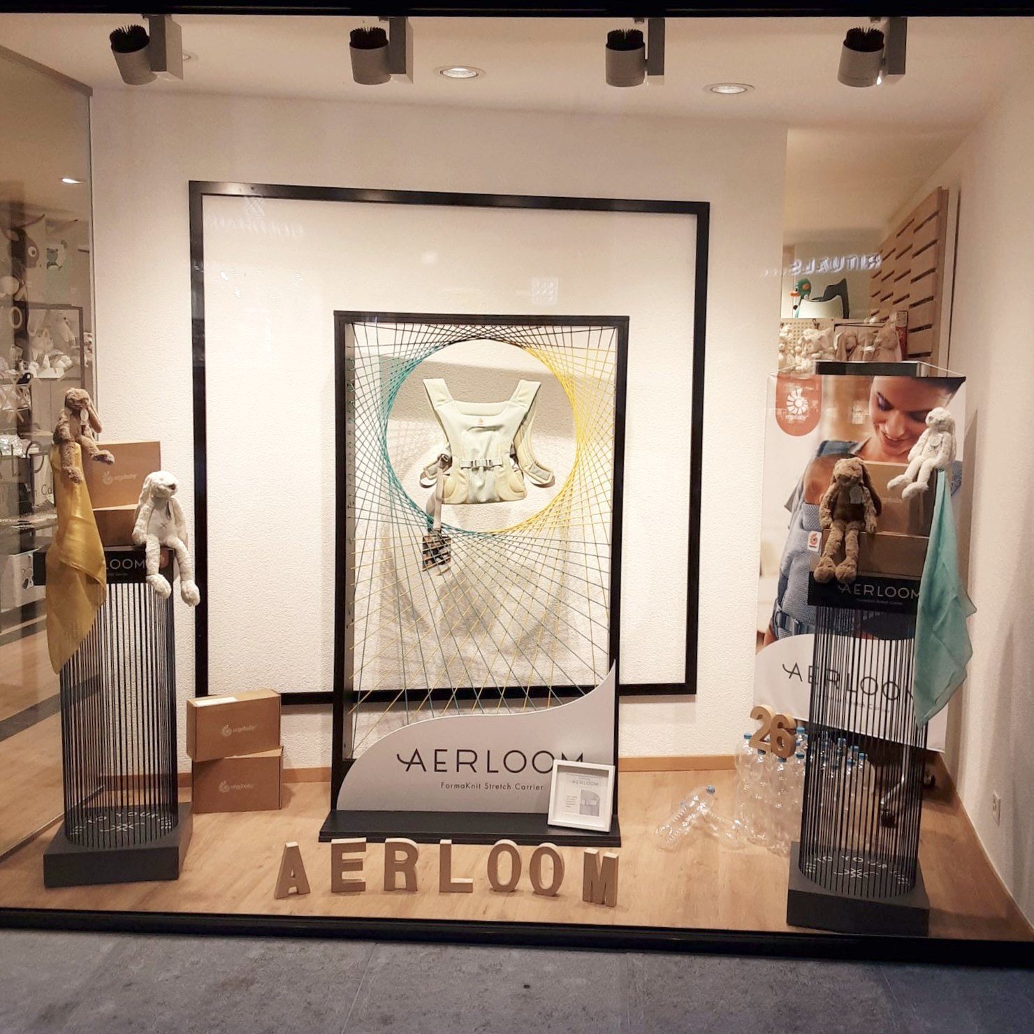Shop window display for a baby carrier in specialty retail