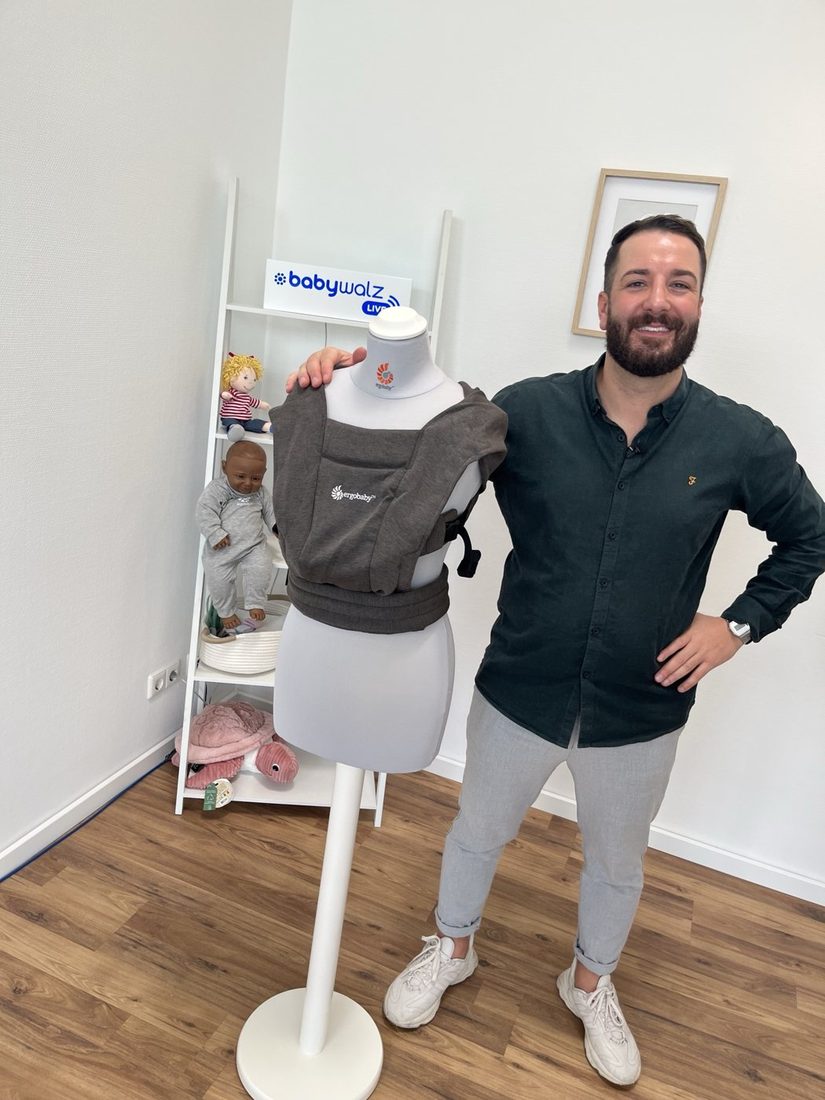 Ozan Bilgin with an Ergobaby baby carrier during a baby-walz livestream